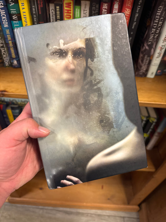 Before I Go To Sleep hardcover book by S.J. Watson with glossy cover art