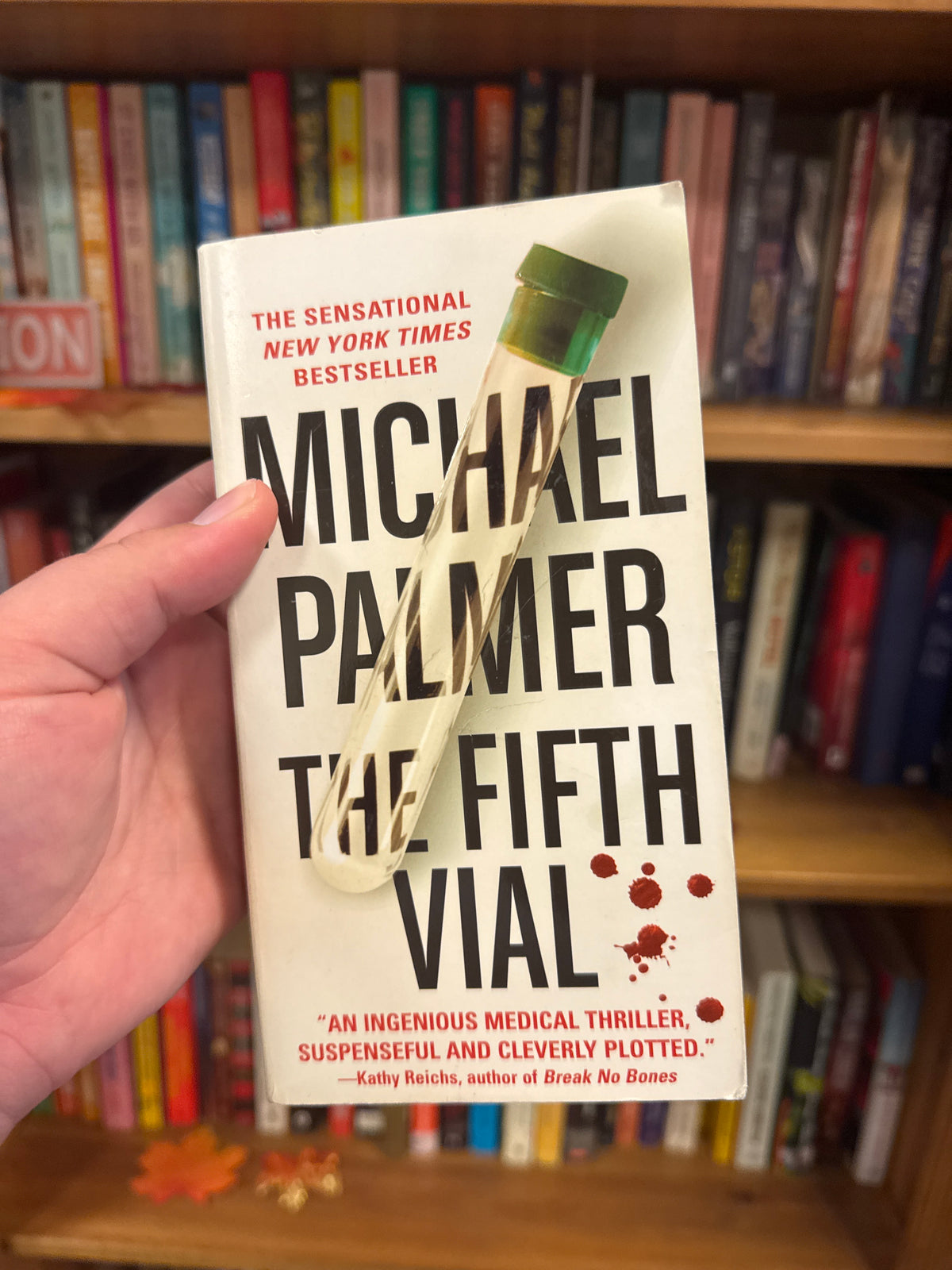 The Fifth Vial paperback thriller novel by Michael Palmer with green vial cover art